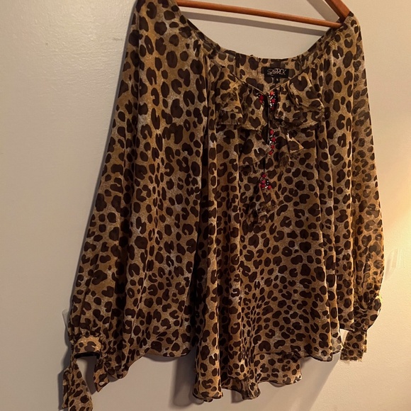 LaROK Leopard Embellished Ruffled V Neckline Tunic - Size M - Picture 7 of 12